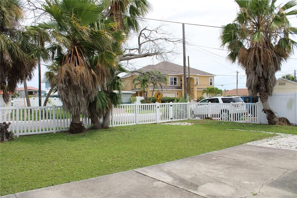 For Sale: $274,900 (2 beds, 2 baths, 923 Square Feet)