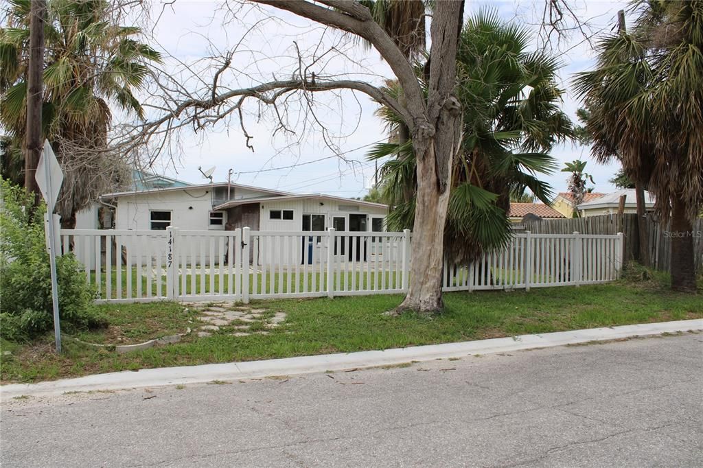 For Sale: $274,900 (2 beds, 2 baths, 923 Square Feet)