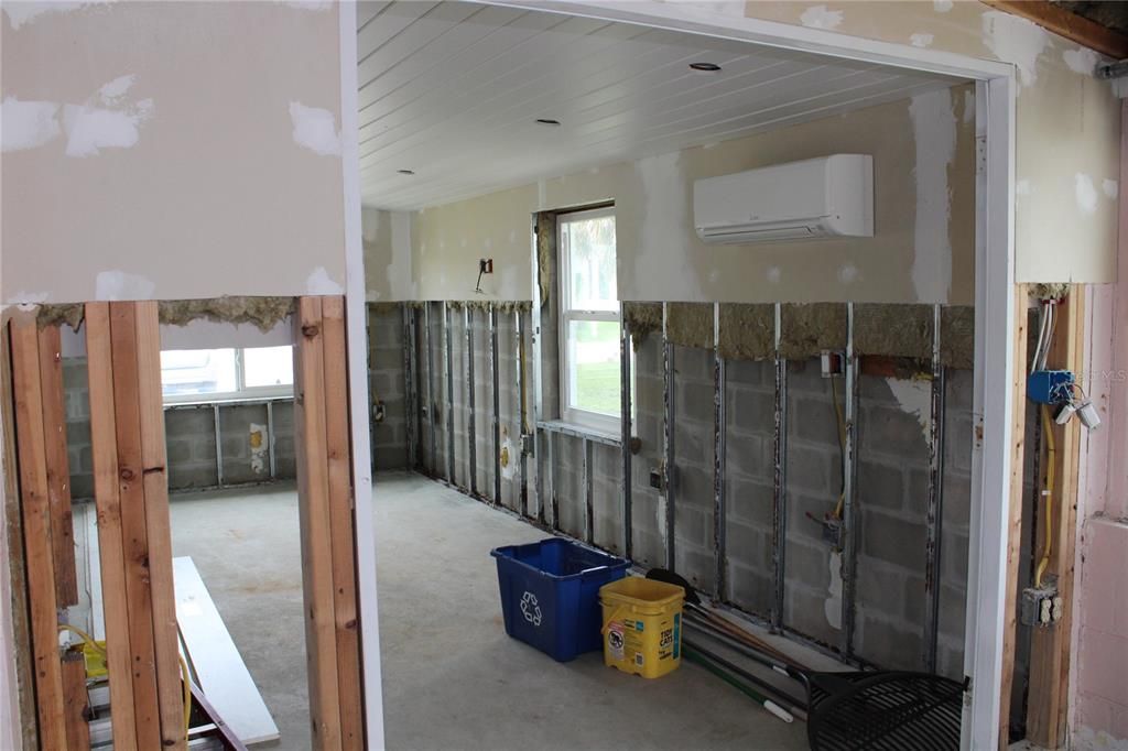 For Sale: $274,900 (2 beds, 2 baths, 923 Square Feet)