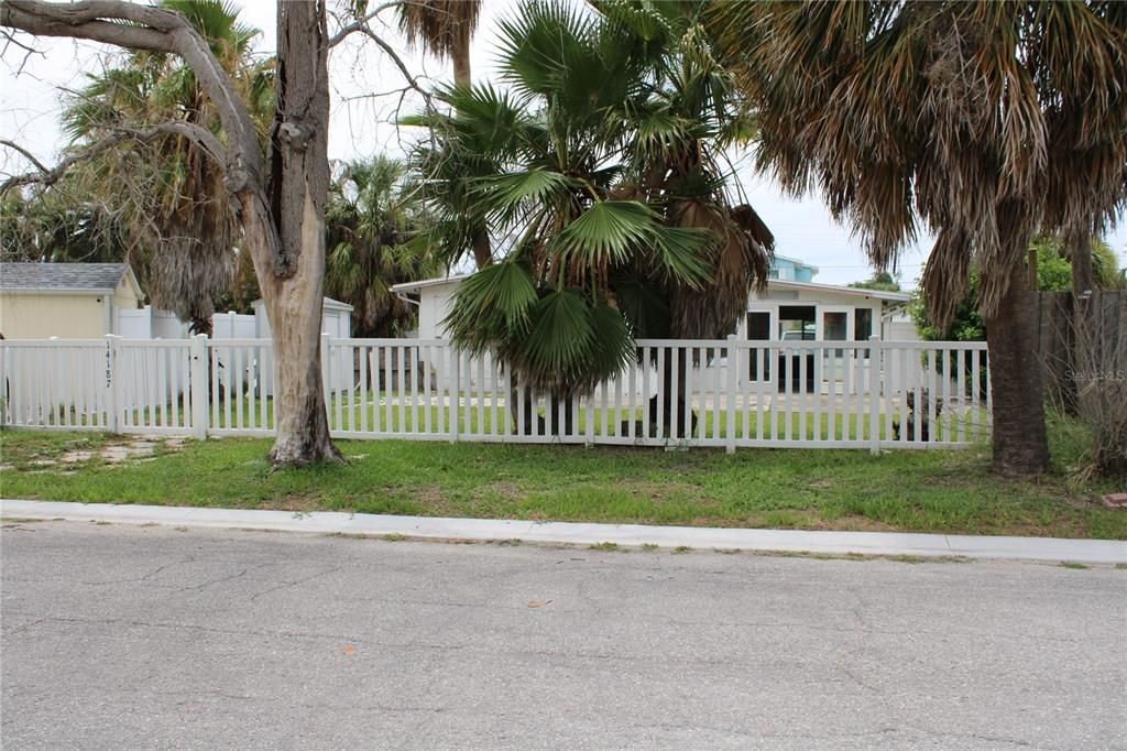 For Sale: $274,900 (2 beds, 2 baths, 923 Square Feet)