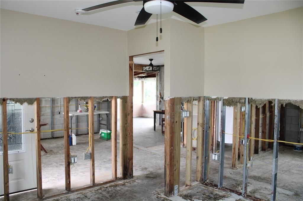 For Sale: $274,900 (2 beds, 2 baths, 923 Square Feet)