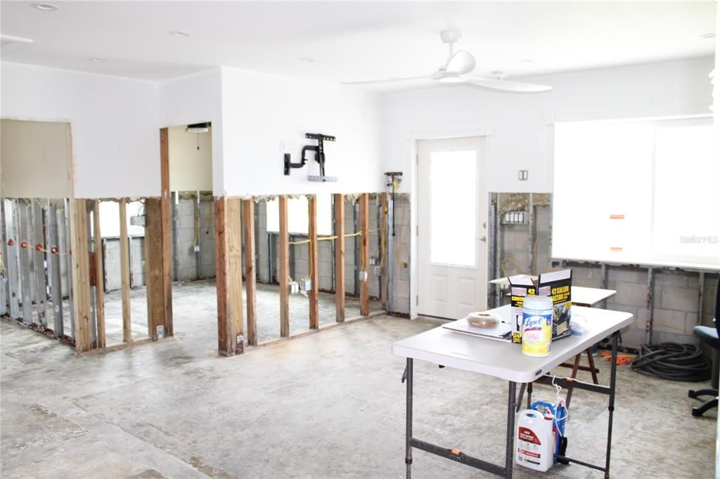 For Sale: $274,900 (2 beds, 2 baths, 923 Square Feet)
