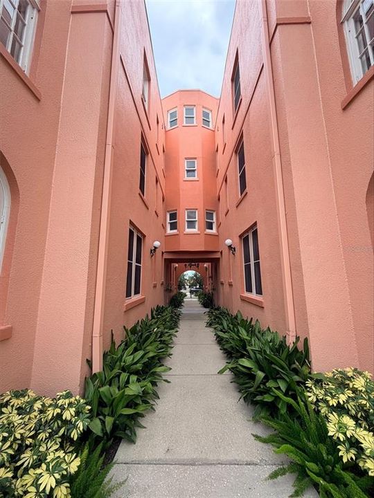 For Rent: $2,800 (1 beds, 1 baths, 676 Square Feet)