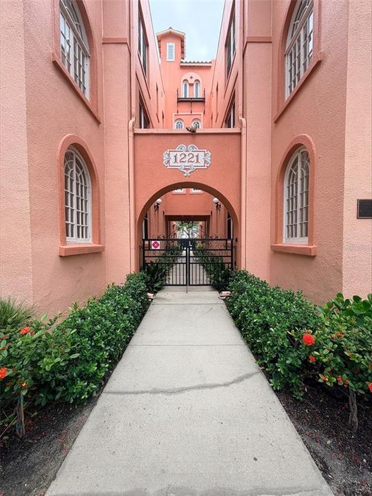 For Rent: $2,800 (1 beds, 1 baths, 676 Square Feet)