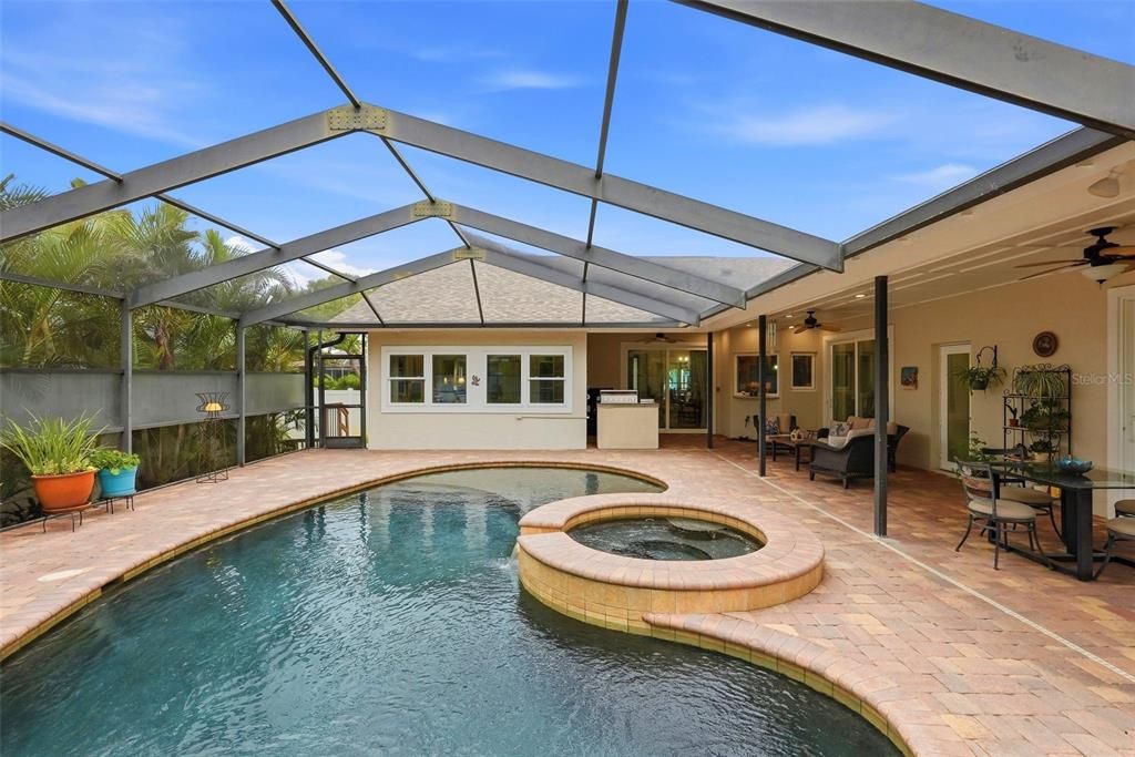 En Venta: $1,295,000 (3 camas, 2 baños, 2600 Pies cuadrados)