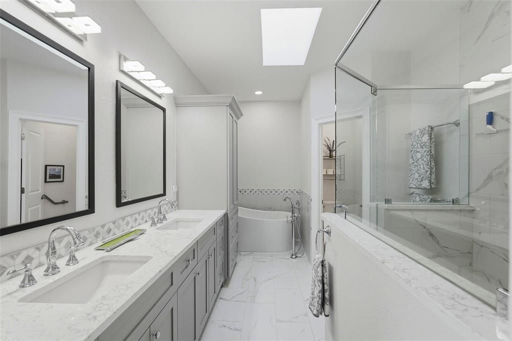 En Venta: $1,295,000 (3 camas, 2 baños, 2600 Pies cuadrados)
