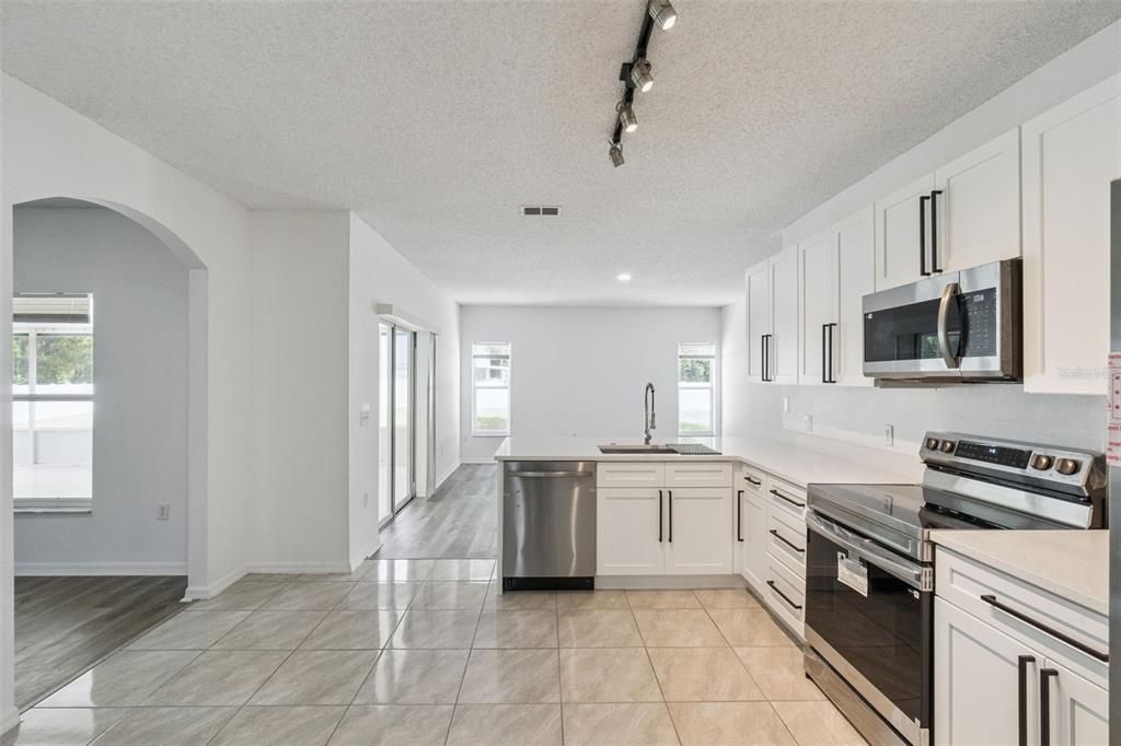 For Sale: $310,000 (3 beds, 2 baths, 1609 Square Feet)