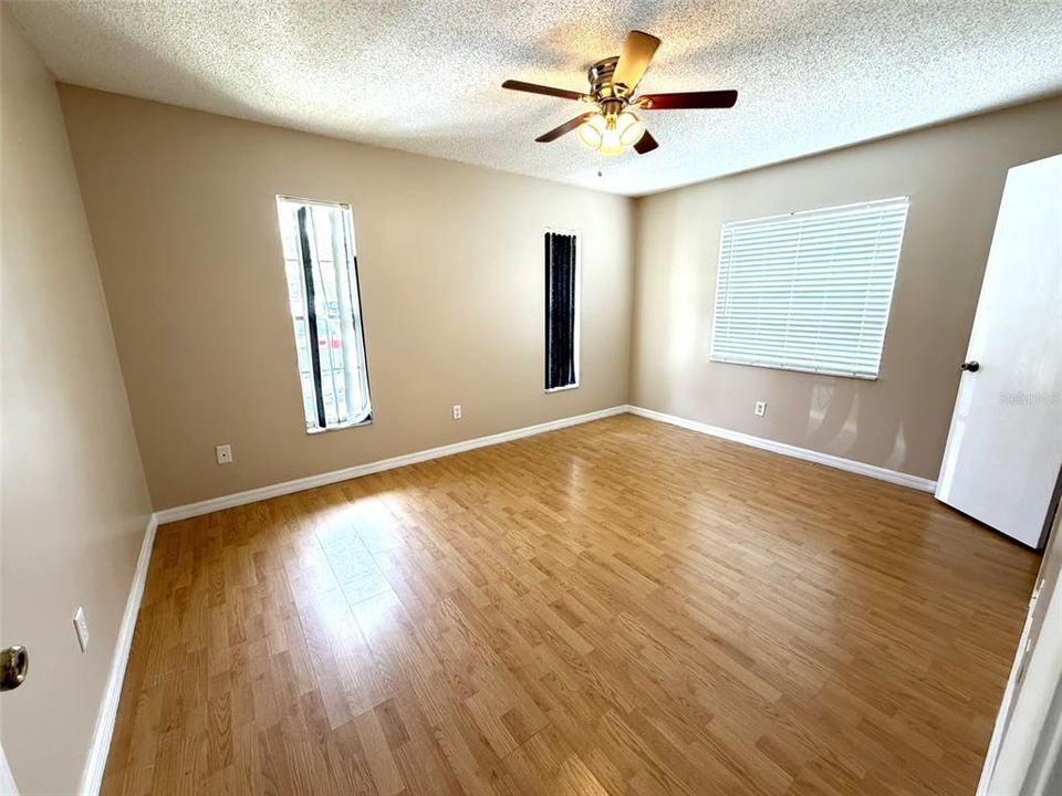 For Sale: $235,000 (2 beds, 1 baths, 952 Square Feet)