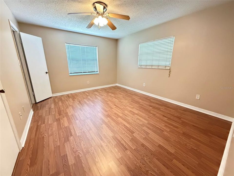 For Sale: $235,000 (2 beds, 1 baths, 952 Square Feet)