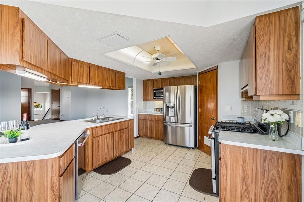 For Sale: $800,000 (2 beds, 2 baths, 1544 Square Feet)