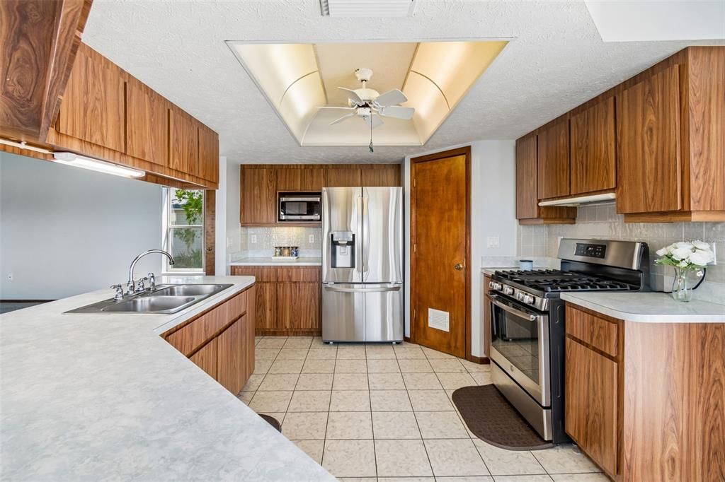 For Sale: $800,000 (2 beds, 2 baths, 1544 Square Feet)