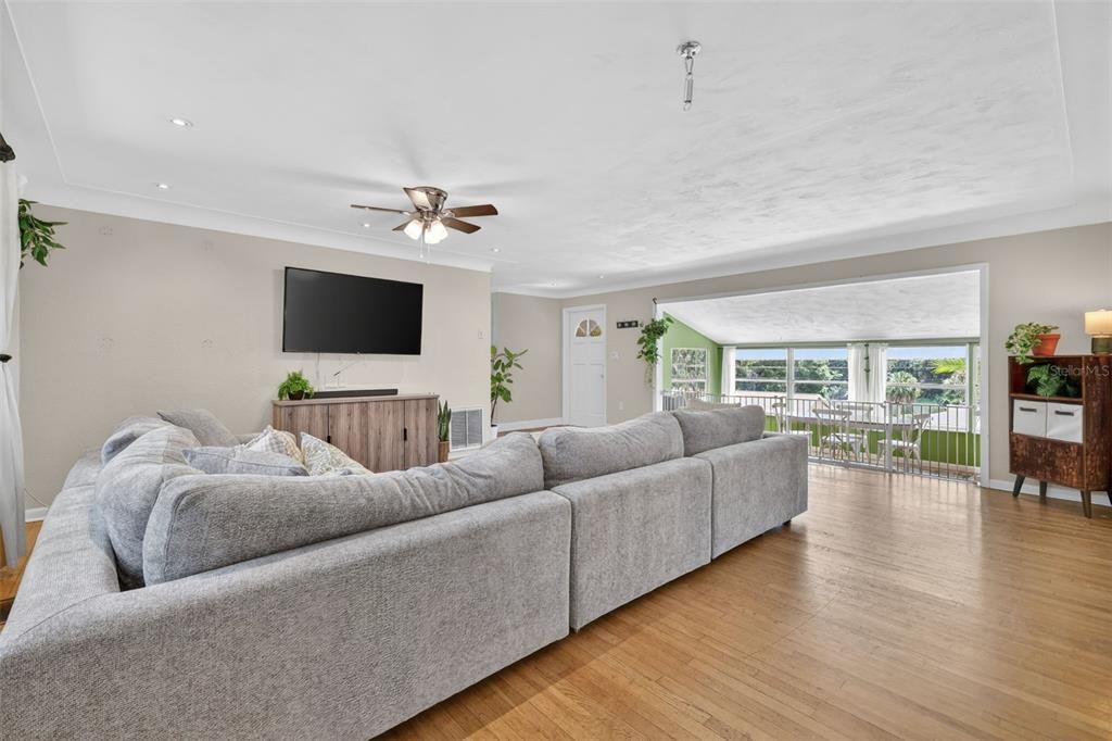 En Venta: $365,000 (3 camas, 3 baños, 1655 Pies cuadrados)