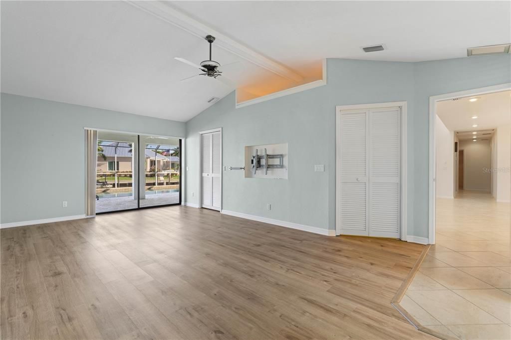 En Venta: $799,000 (3 camas, 3 baños, 2255 Pies cuadrados)