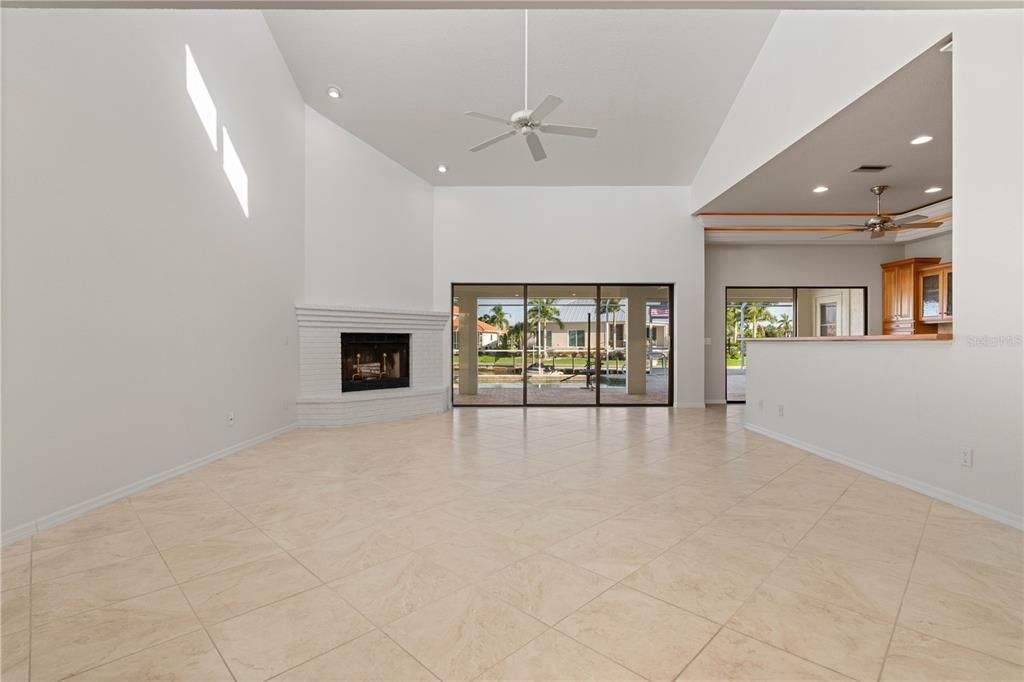 En Venta: $799,000 (3 camas, 3 baños, 2255 Pies cuadrados)