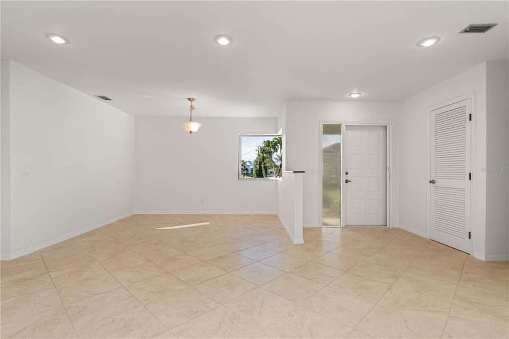 En Venta: $799,000 (3 camas, 3 baños, 2255 Pies cuadrados)