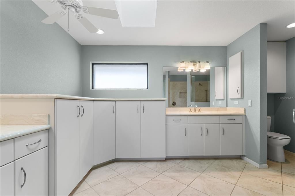 En Venta: $799,000 (3 camas, 3 baños, 2255 Pies cuadrados)