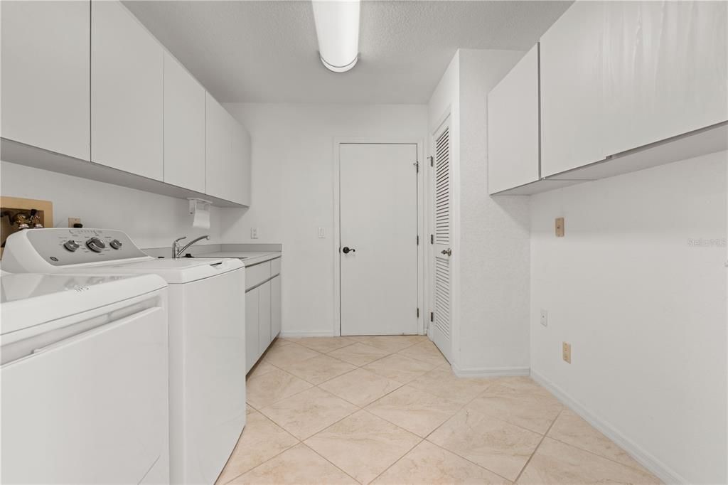 En Venta: $799,000 (3 camas, 3 baños, 2255 Pies cuadrados)