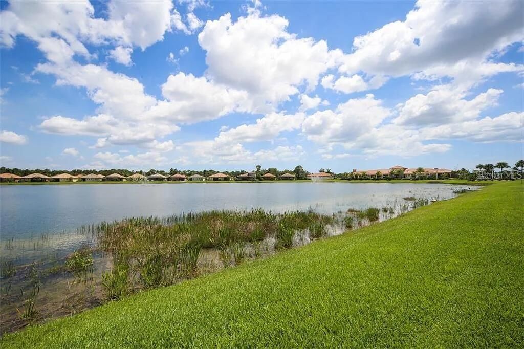 En Venta: $789,000 (4 camas, 3 baños, 2422 Pies cuadrados)
