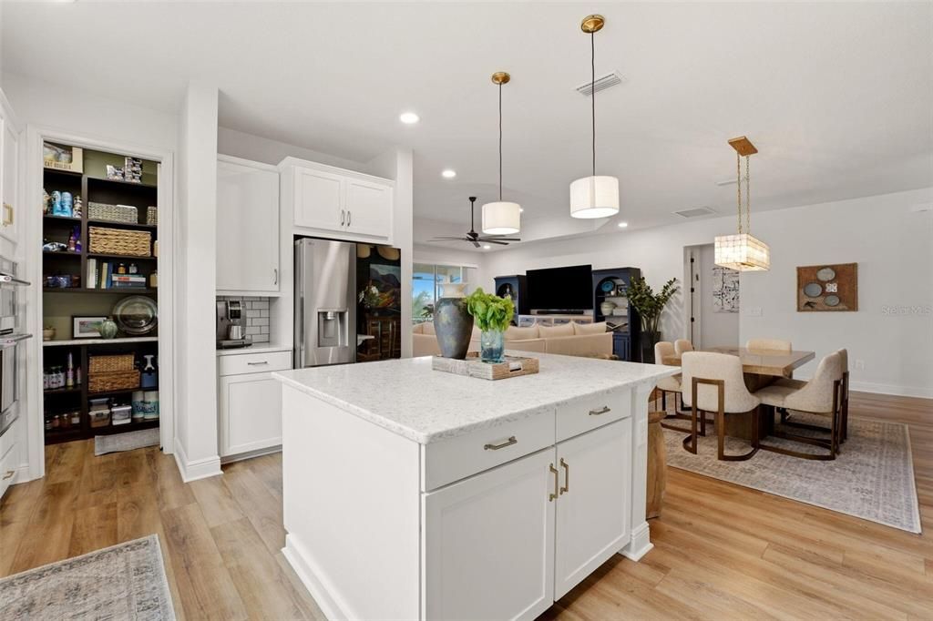 En Venta: $789,000 (4 camas, 3 baños, 2422 Pies cuadrados)