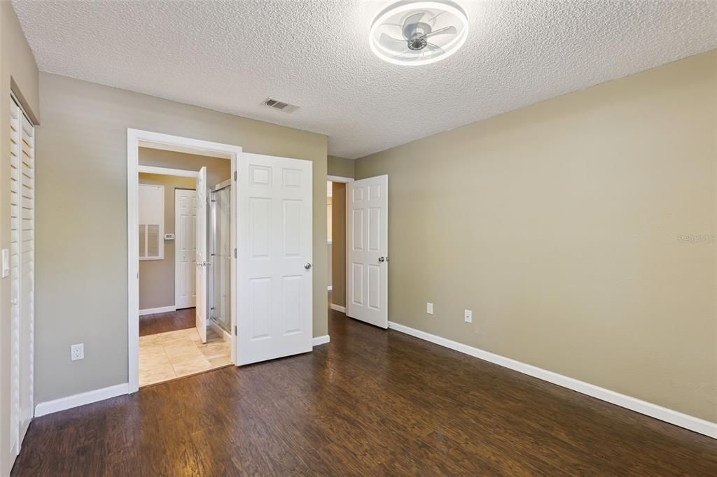 For Sale: $159,900 (2 beds, 1 baths, 819 Square Feet)