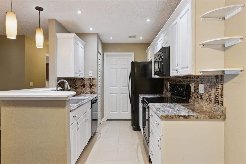 For Sale: $159,900 (2 beds, 1 baths, 819 Square Feet)