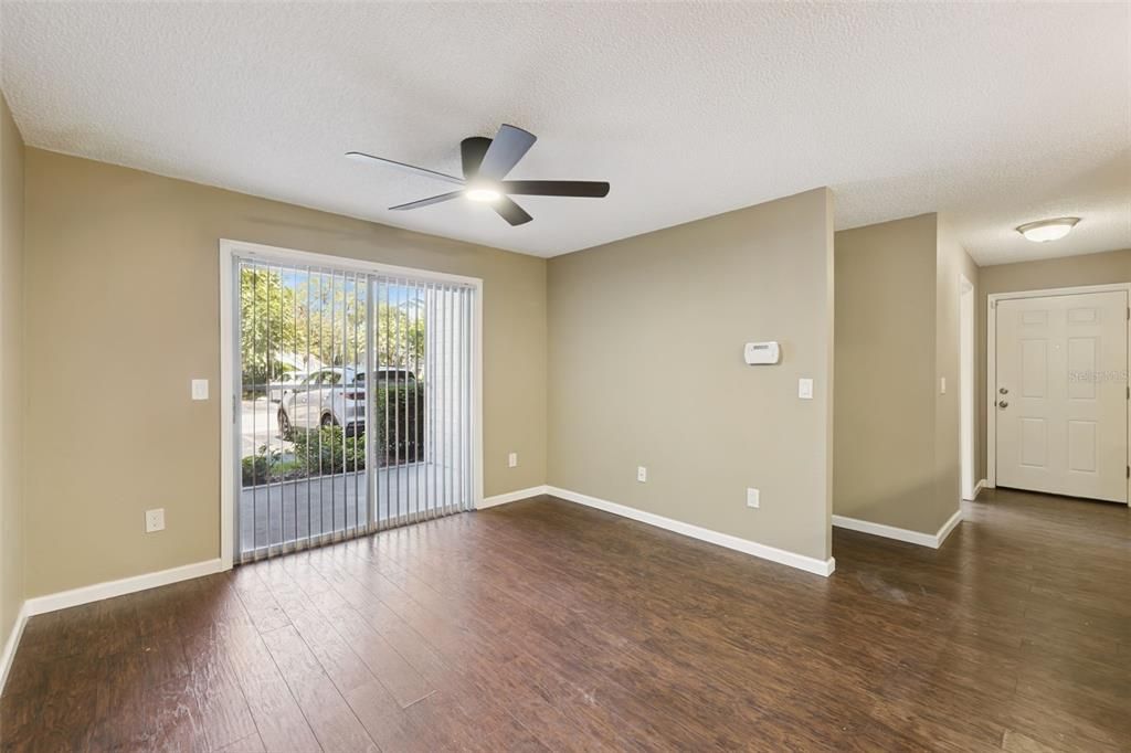 For Sale: $159,900 (2 beds, 1 baths, 819 Square Feet)