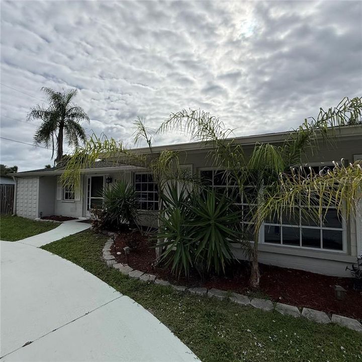 For Rent: $2,300 (2 beds, 1 baths, 1376 Square Feet)