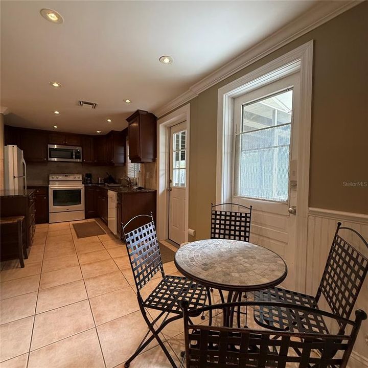 For Rent: $2,300 (2 beds, 1 baths, 1376 Square Feet)