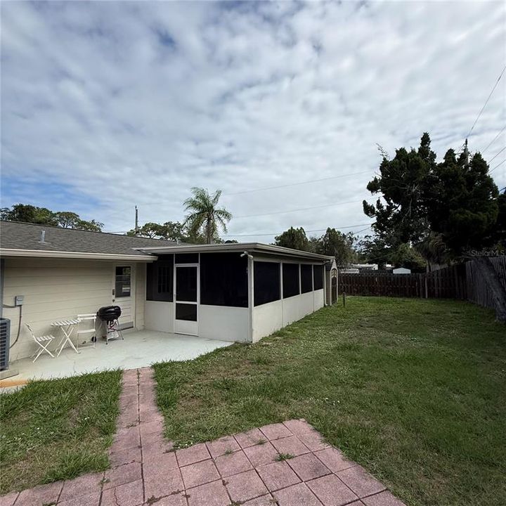 For Rent: $2,300 (2 beds, 1 baths, 1376 Square Feet)