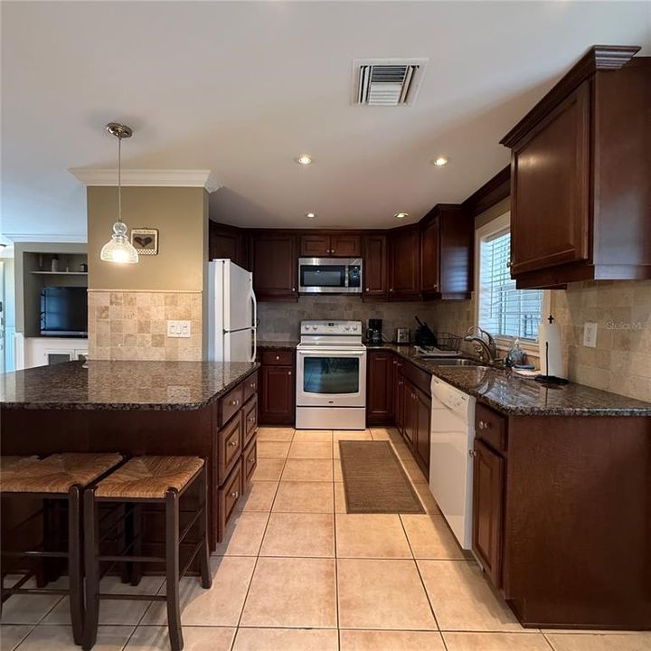 For Rent: $2,300 (2 beds, 1 baths, 1376 Square Feet)
