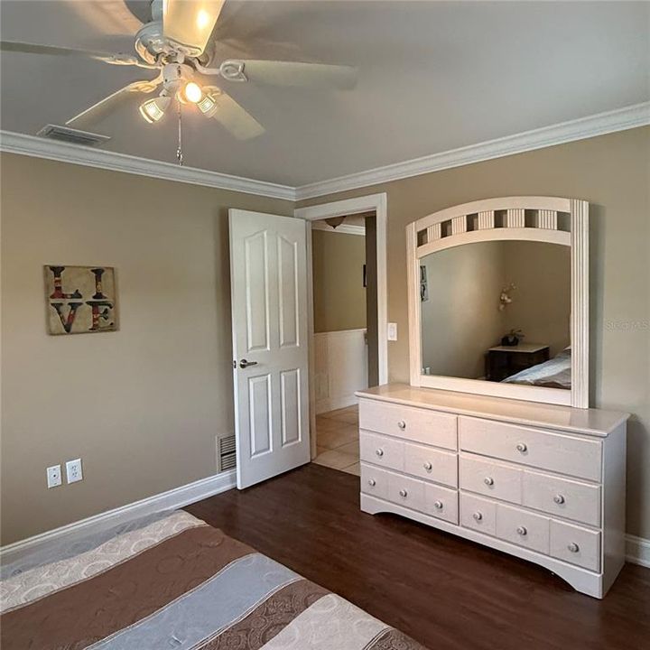For Rent: $2,300 (2 beds, 1 baths, 1376 Square Feet)