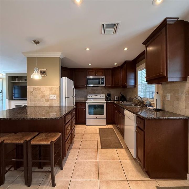 For Rent: $2,300 (2 beds, 1 baths, 1376 Square Feet)