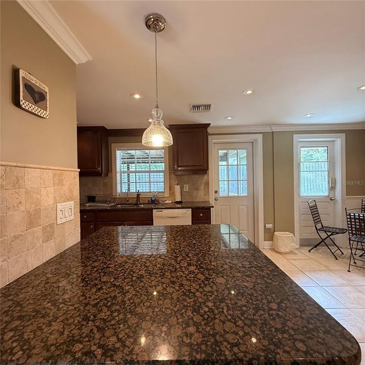 For Rent: $2,300 (2 beds, 1 baths, 1376 Square Feet)