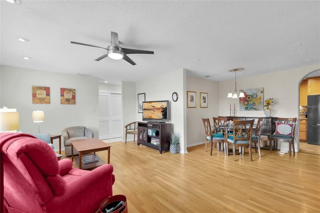 For Sale: $99,900 (2 beds, 2 baths, 1134 Square Feet)