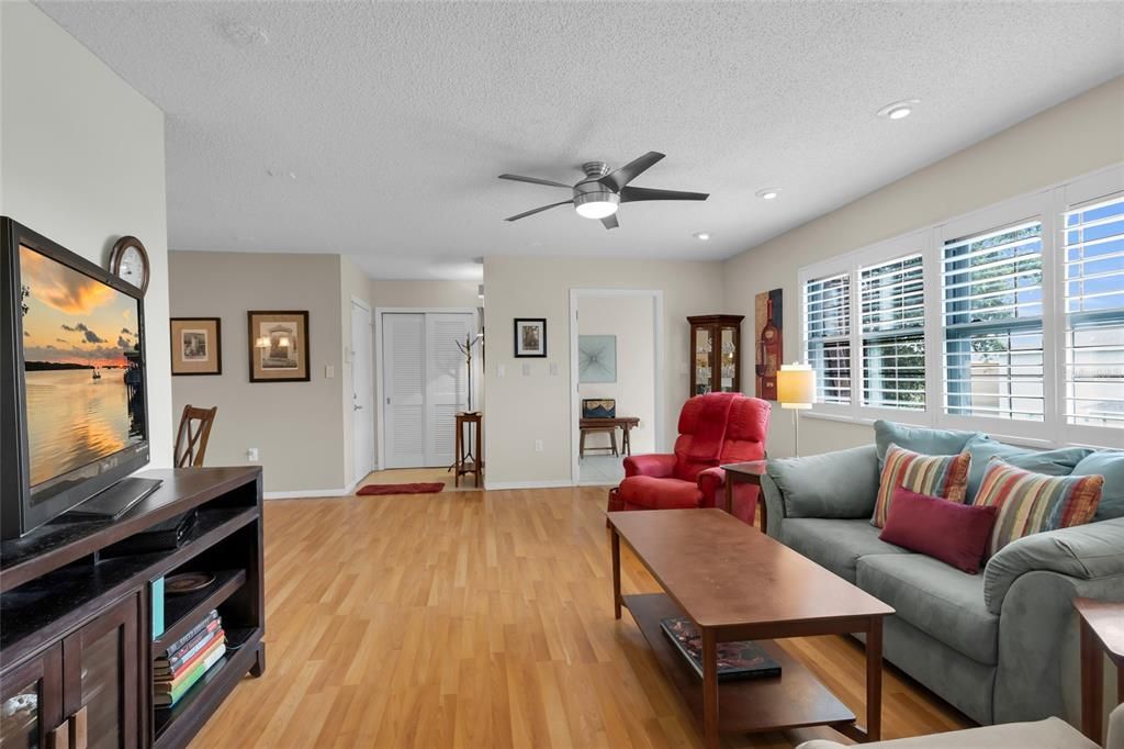 For Sale: $99,900 (2 beds, 2 baths, 1134 Square Feet)