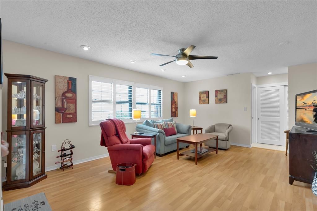 For Sale: $99,900 (2 beds, 2 baths, 1134 Square Feet)