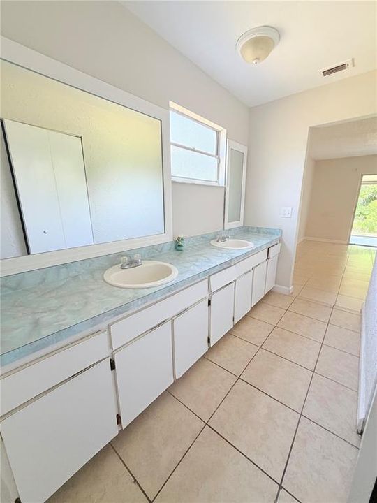 En Venta: $240,000 (3 camas, 2 baños, 1346 Pies cuadrados)
