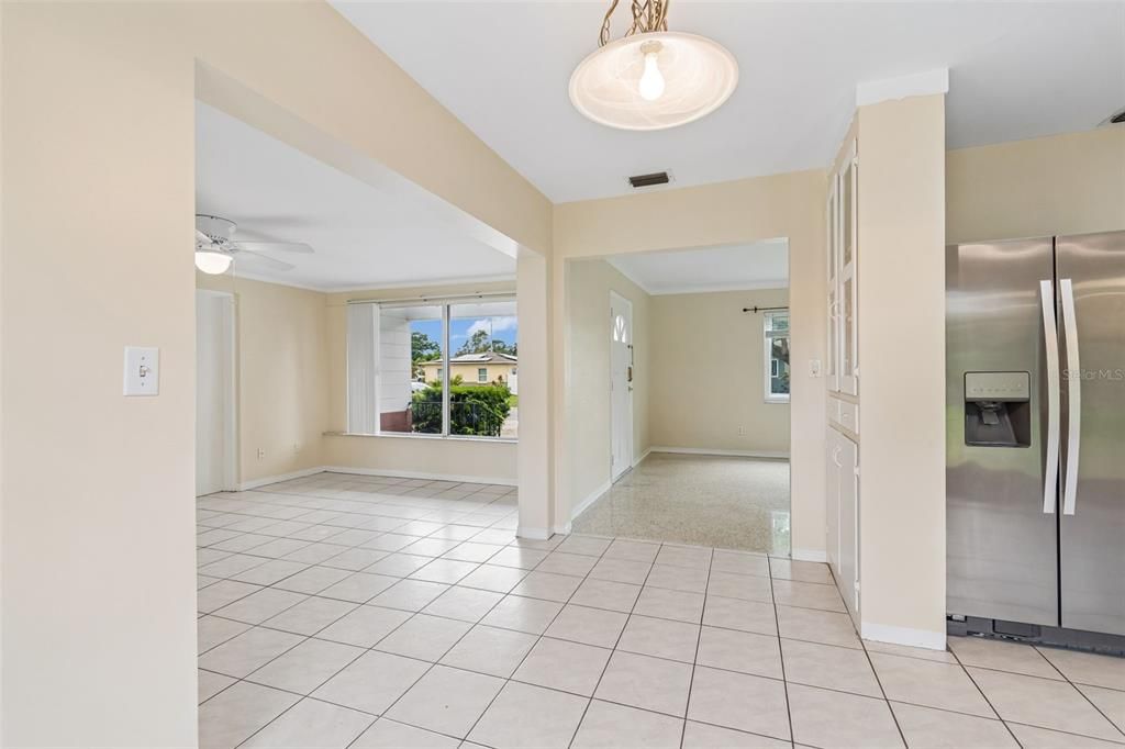 For Rent: $2,400 (2 beds, 1 baths, 1105 Square Feet)