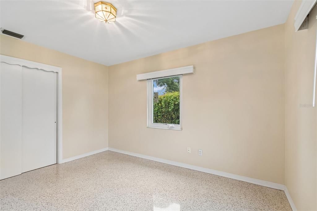 For Rent: $2,400 (2 beds, 1 baths, 1105 Square Feet)