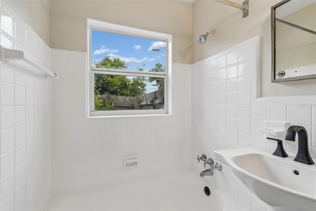 For Rent: $2,400 (2 beds, 1 baths, 1105 Square Feet)