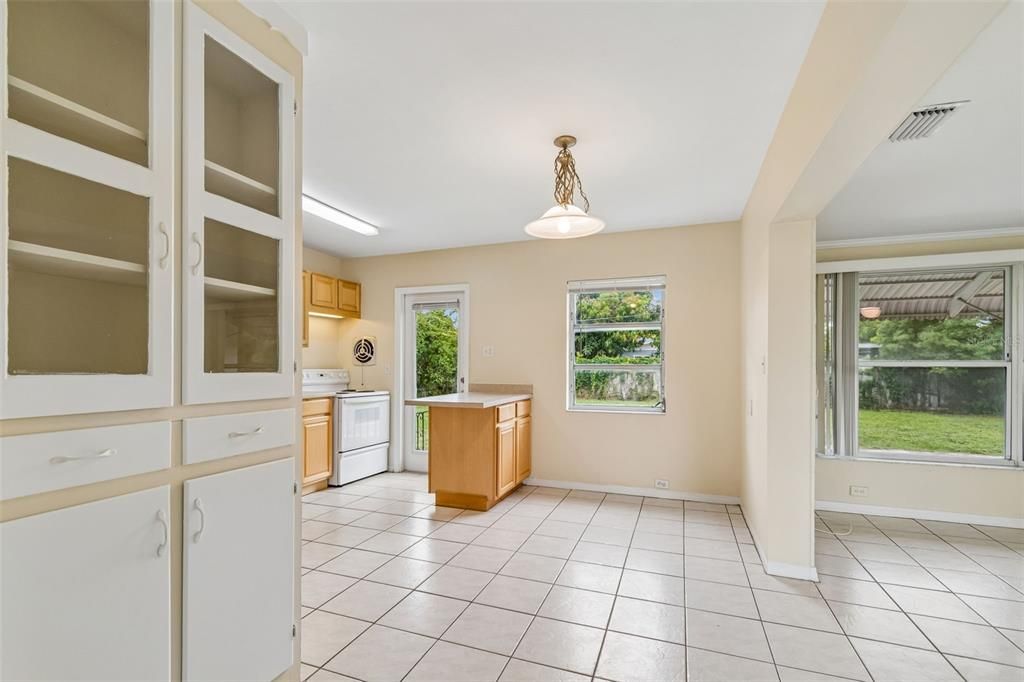 For Rent: $2,400 (2 beds, 1 baths, 1105 Square Feet)