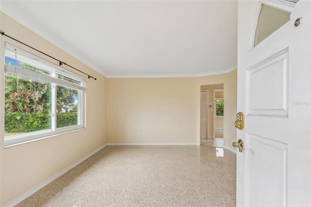 For Rent: $2,400 (2 beds, 1 baths, 1105 Square Feet)