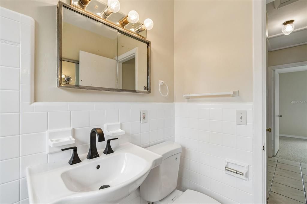 For Rent: $2,400 (2 beds, 1 baths, 1105 Square Feet)