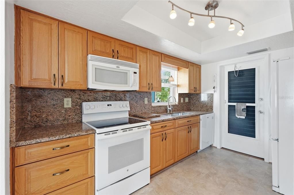 For Sale: $350,000 (2 beds, 1 baths, 1198 Square Feet)