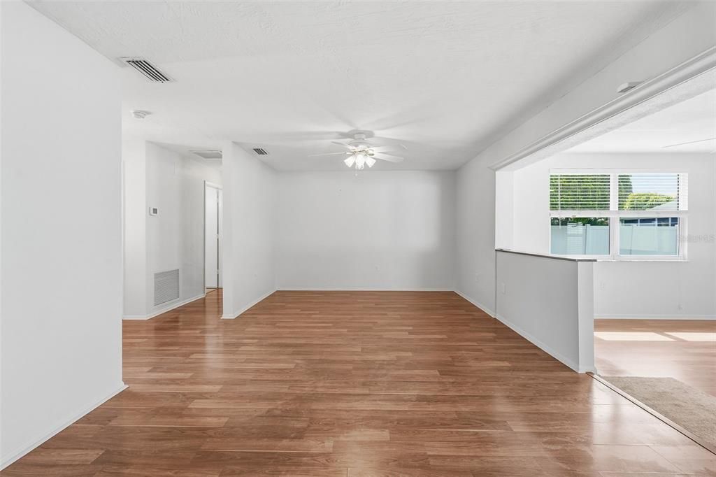 For Sale: $350,000 (2 beds, 1 baths, 1198 Square Feet)