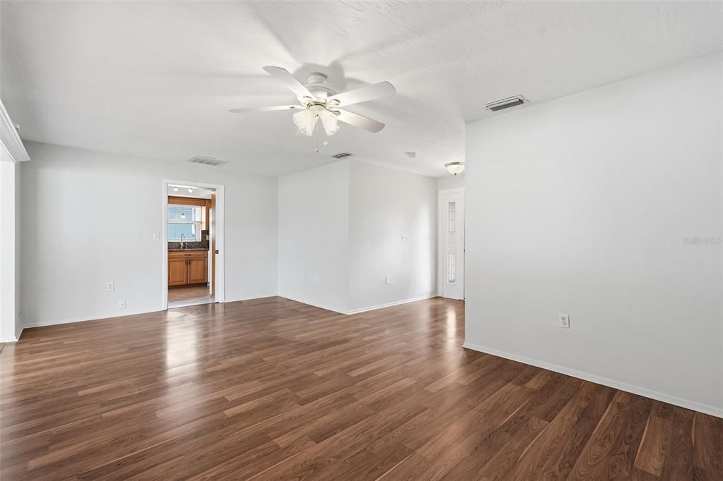 For Sale: $350,000 (2 beds, 1 baths, 1198 Square Feet)
