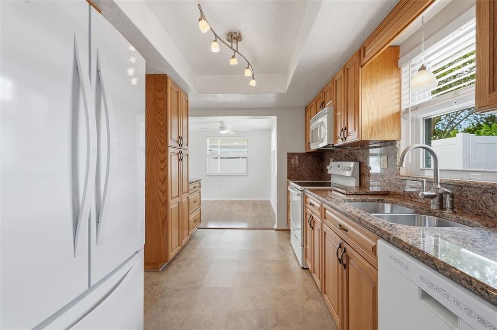 For Sale: $350,000 (2 beds, 1 baths, 1198 Square Feet)