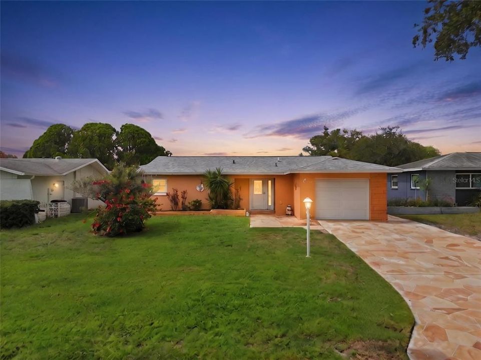 For Sale: $350,000 (2 beds, 1 baths, 1198 Square Feet)