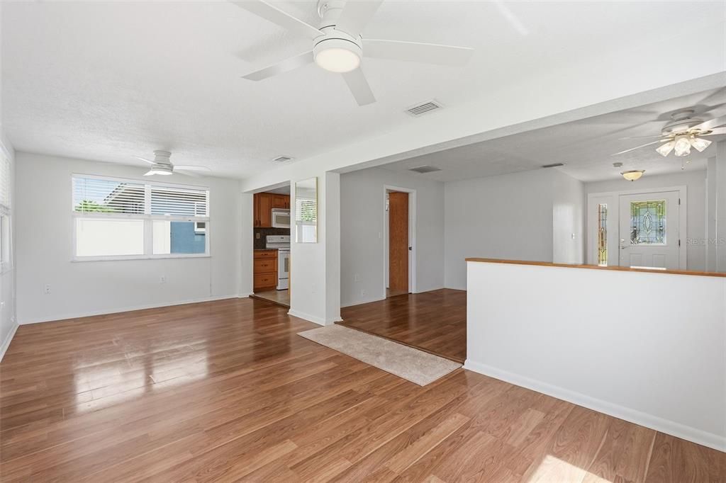 For Sale: $350,000 (2 beds, 1 baths, 1198 Square Feet)