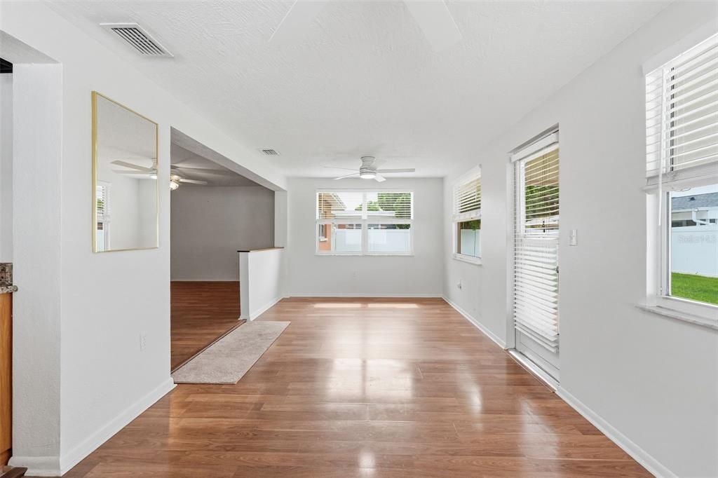For Sale: $350,000 (2 beds, 1 baths, 1198 Square Feet)